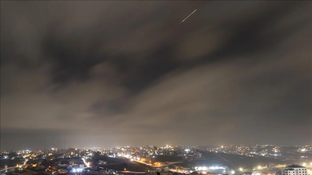 İsrail, İran'dan füze saldırısı yapıldığını açıkladı