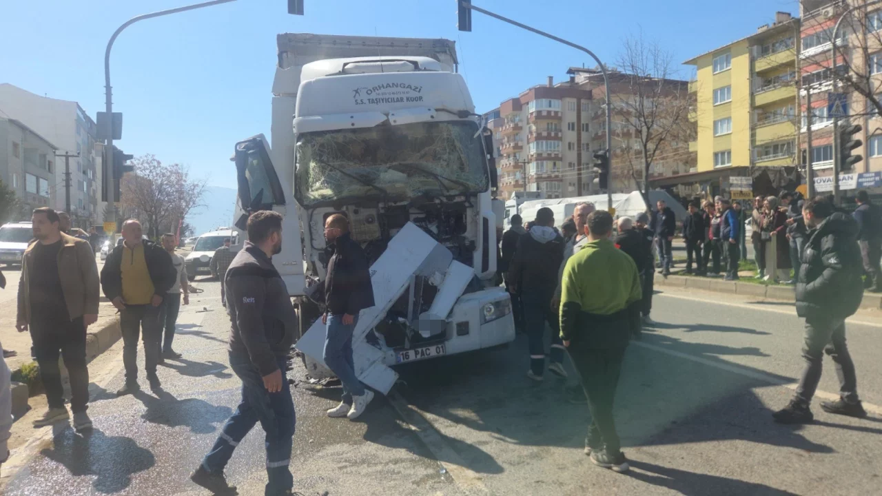 Bursa'da zincirleme trafik kazası! 5 kişi yaralandı
