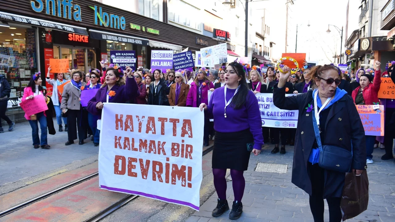 Bursa'da 8 Mart Dünya Kadınlar Günü yürüyüşü, geniş bir katılımla gerçekleşti