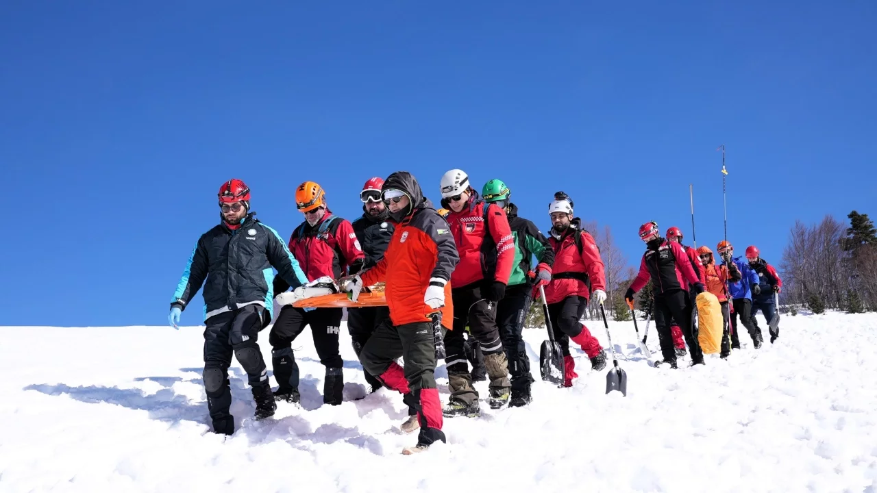 Osmangazi Belediyesi Arama Kurtarma ekiplerinden Uludağ'da gerçeği aratmayan çığ tatbikatı