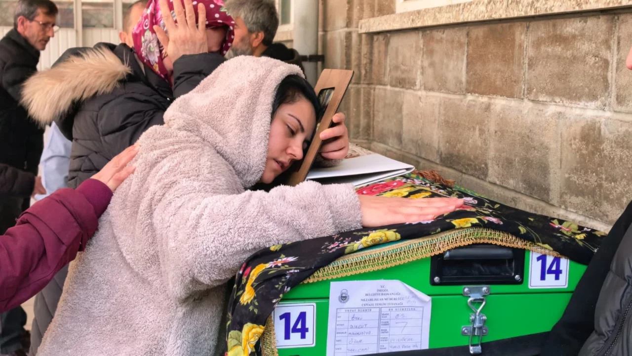 Bursa'da kazada ölen 11 yaşındaki Öykü son yolculuğuna uğurlandı