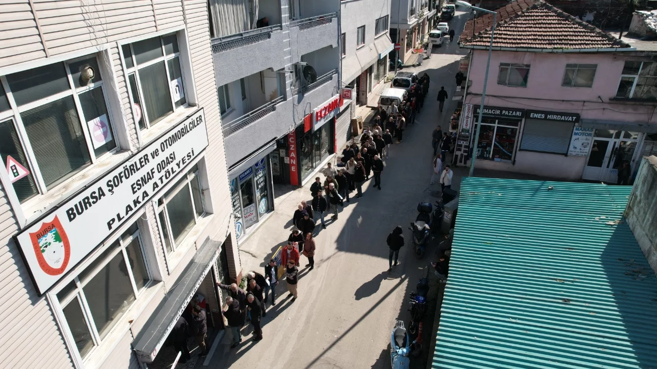 Bursa'da APP plaka yoğunluğu: Sürücüler şoförler odası önünde saatlerce bekledi