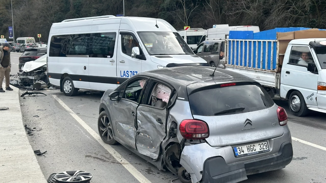 İstanbul'da zincirleme trafik kazası: 4 yaralı