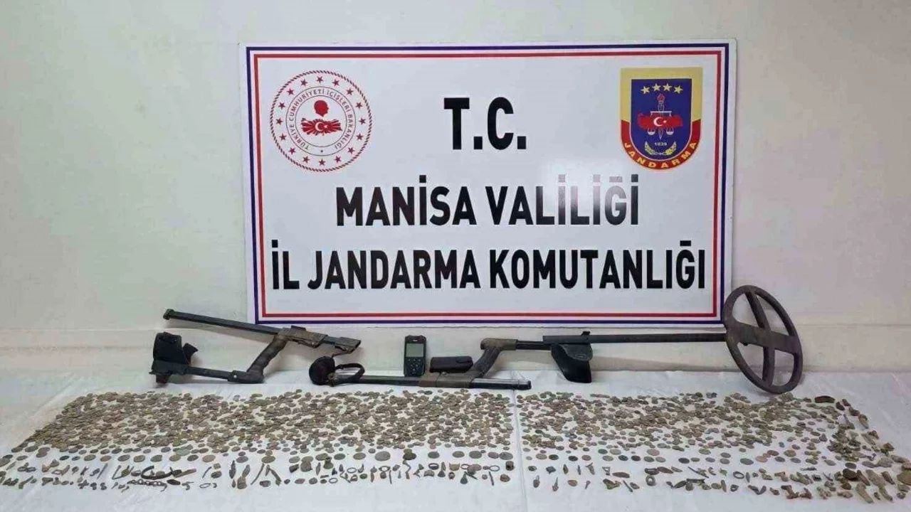 Manisa'da tarihi eser operasyonu: 2 bin 580 sikke ve 235 tarihi obje ele geçirildi