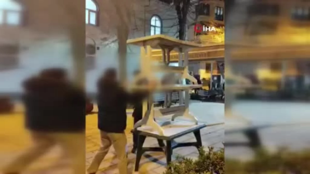 İstanbul'da cami bahçesindeki masalara zarar veren 4 çocuk serbest bırakıldı