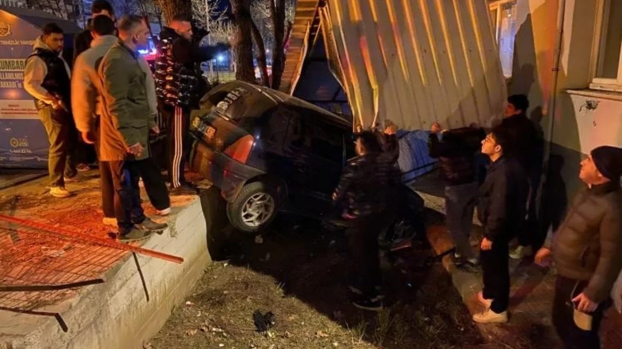 Bursa'da kontrolden çıkan araç apartmanın bahçesine uçtu