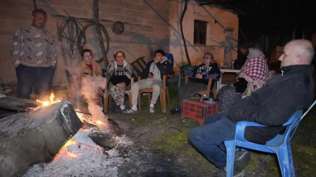 Denizli Buldan'da 5.1 büyüklüğündeki deprem: Vatandaşlar dışarda sabahladı