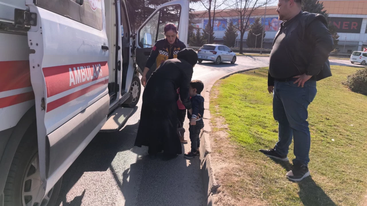 Bursa'da kontrolden çıkan motosiklet devrildi! Yaralılar var...