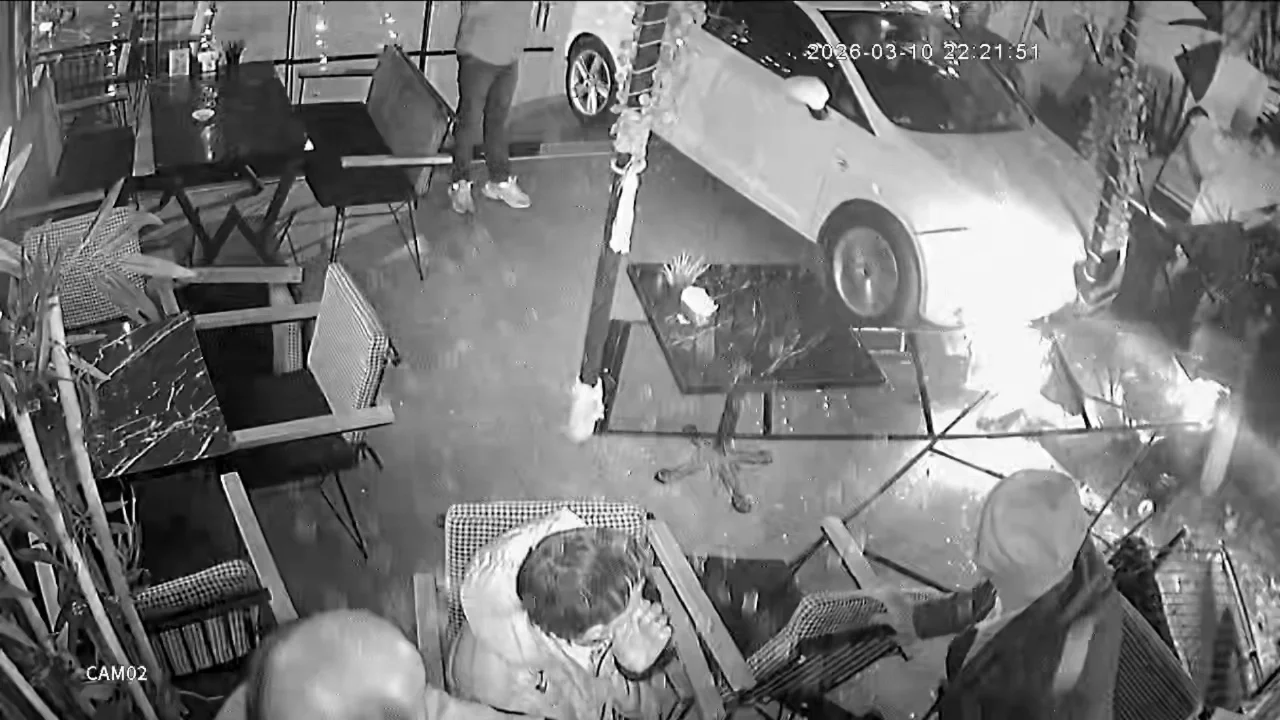 Kocaeli'de otomobil kafeye daldı: 2 yaralı