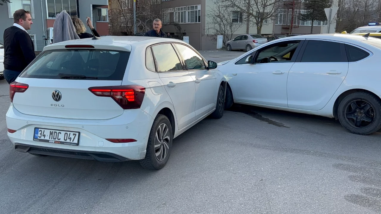Edirne'de iki otomobil çarpıştı: Yaralılar var