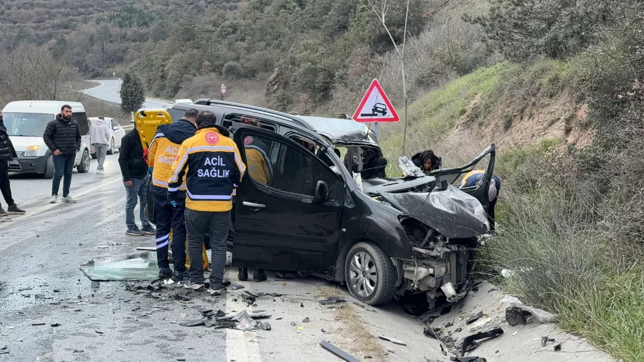 İstanbul'da hafif ticari araç ile hafriyat kamyonu çarpıştı: 1 ölü, 2 yaralı