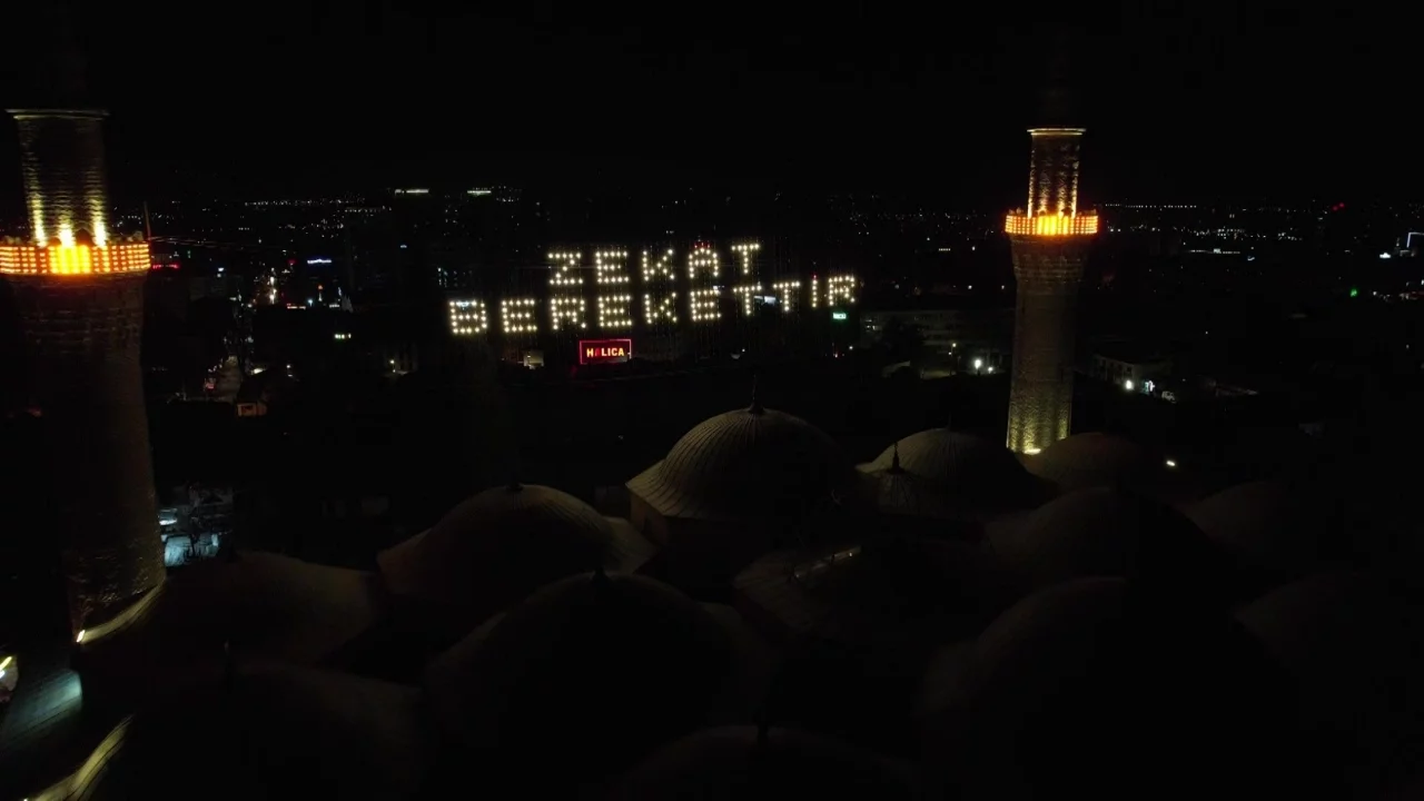 Ulucami'nin yeni mahyası "Zekat Berekettir" yazısı ile şehri aydınlattı