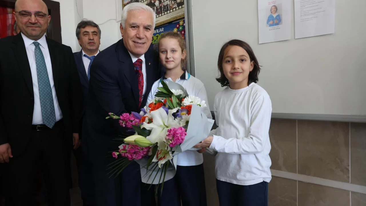 Bursa'da sınıf başkanlığı vaadi gerçekleşti: Başkan Bozbey sınıfa geldi