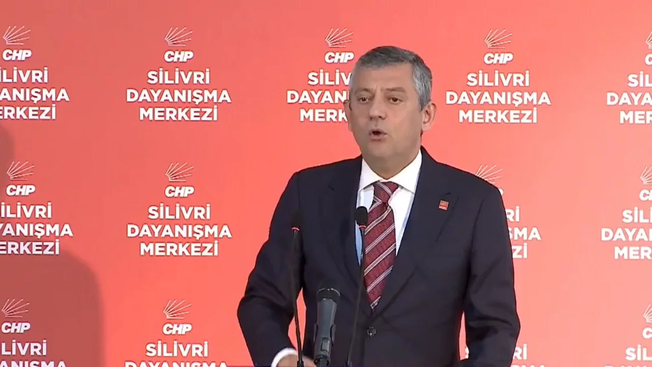 CHP lideri Özgür Özel, Silivri'de konuştu: Ekrem İmamoğlu çıkacak, bu ülkeye cumhurbaşkanı olacak