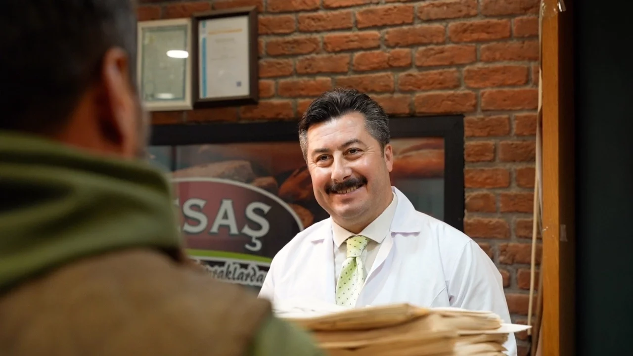 Yenişehir Belediye Başkanı Ercan Özel, vatandaşlara pide ve ekmek dağıttı