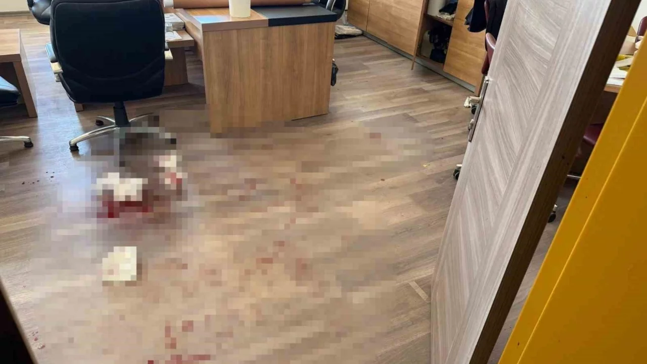 Öğrencinin yakını okulu bastı: Müdüre kafa atarak saldırdı