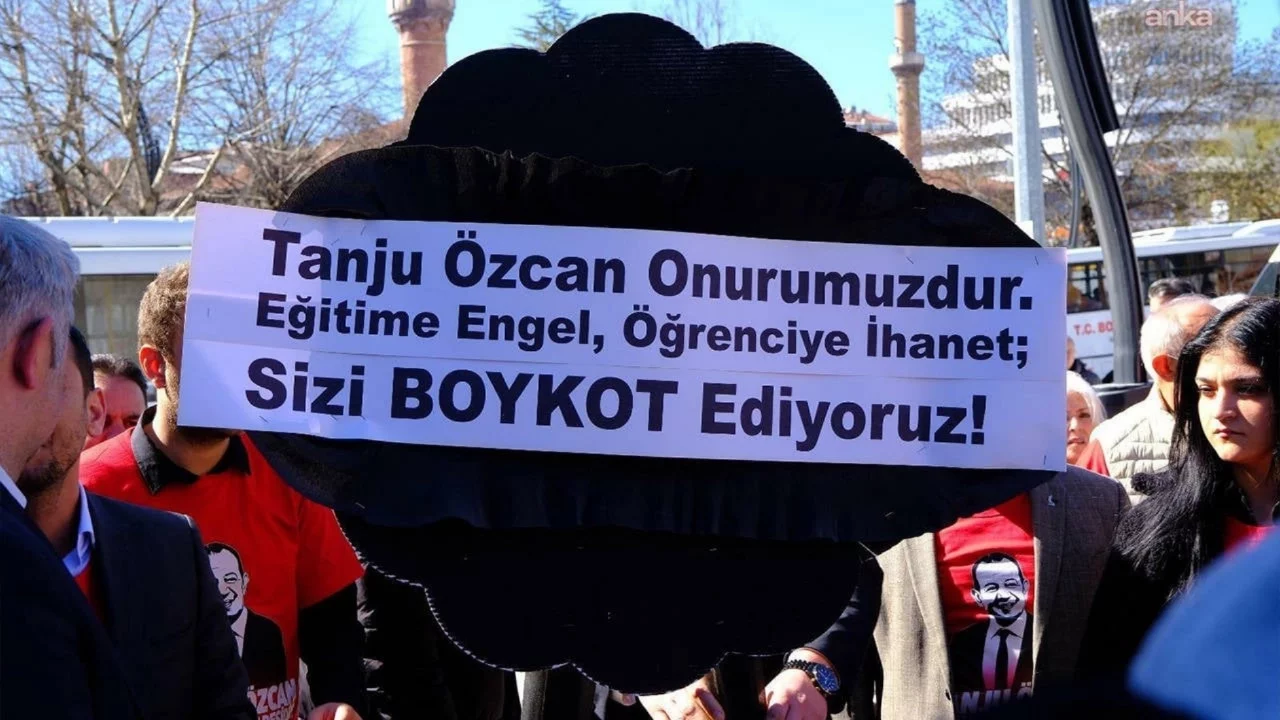 Bolu'da Tanju Özcan protestosu: CHP'liler zincir marketlere siyah çelenk bıraktı