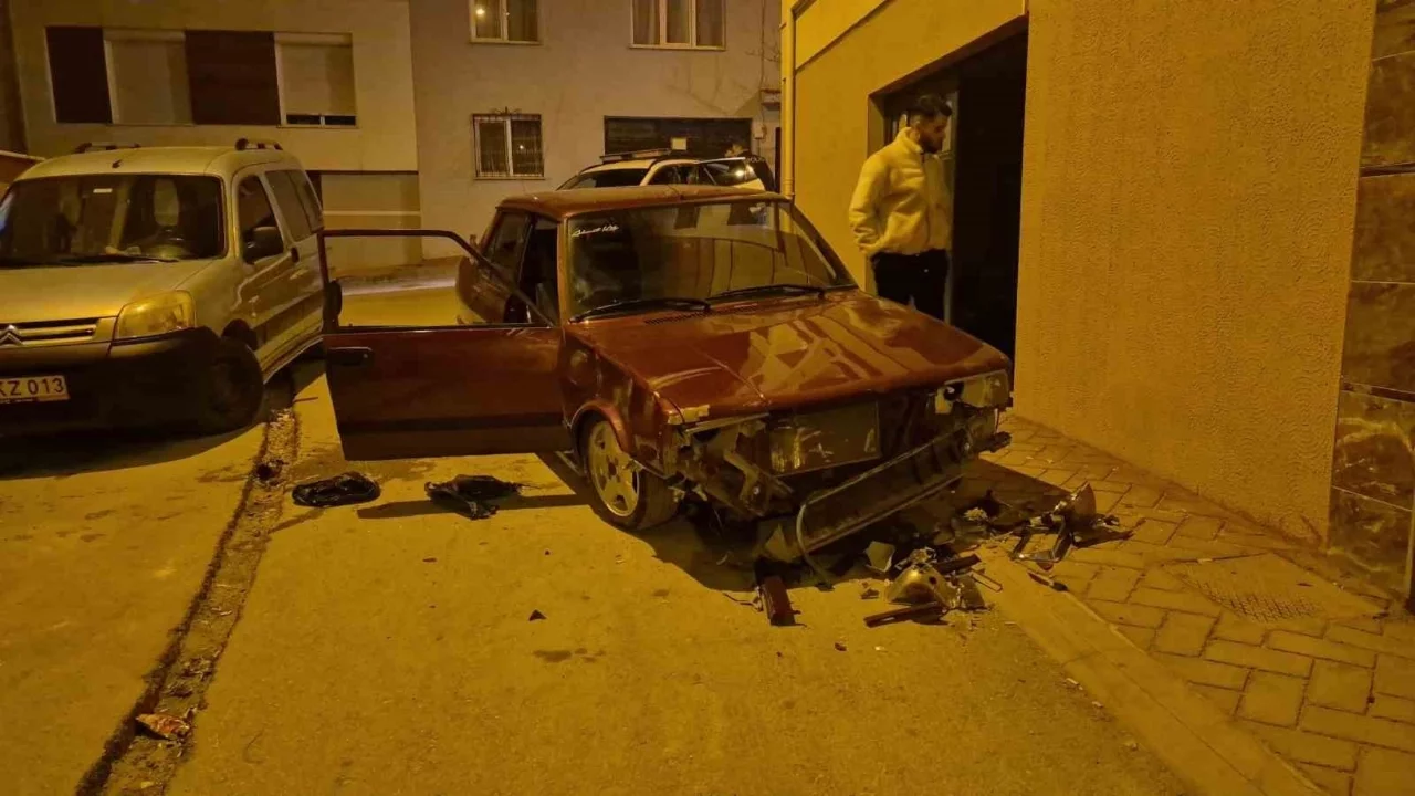 Eskişehir'de sevgilisinden ayrılan genç sokak ortasında aracını parçaladı