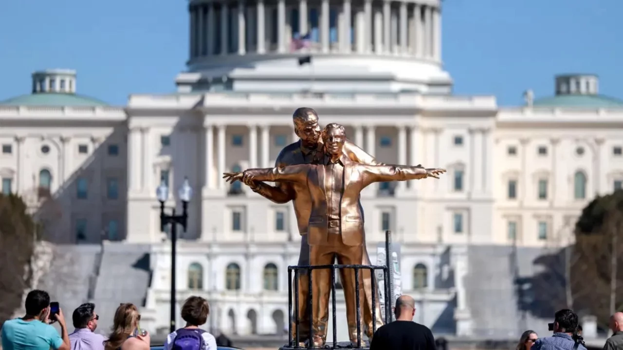 Washington'da Trump-Epstein heykeli