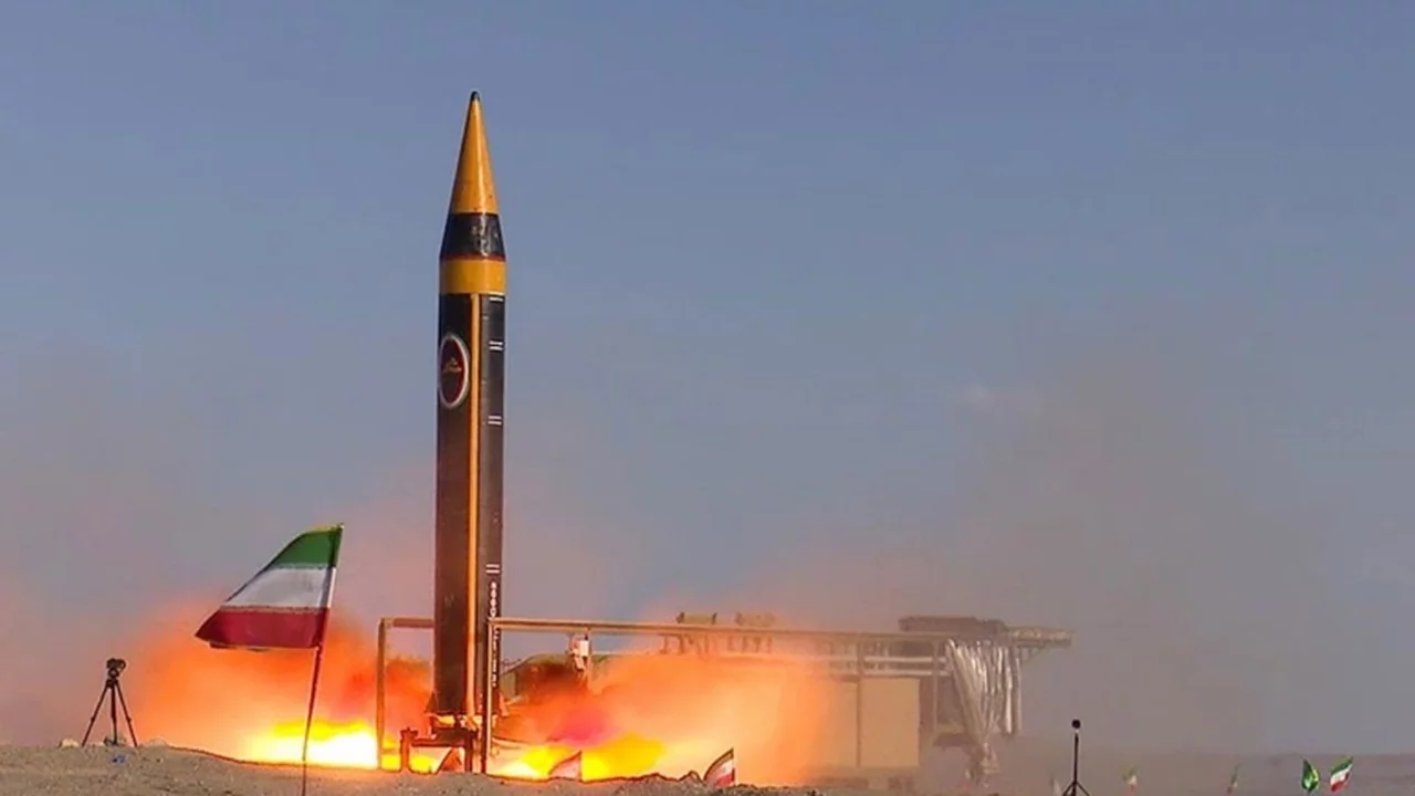 İran, ABD üslerine Hürremşehr füzesi ateşlediğini duyurdu