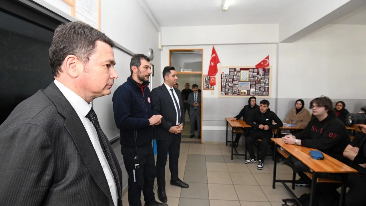 Osmangazi Belediye Başkanı Erkan Aydın gençlerle afete karşı alarm verdi