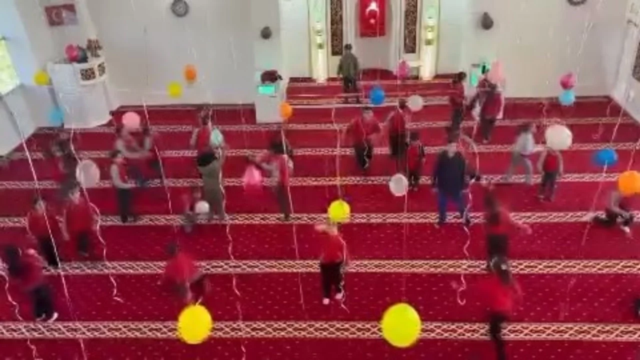 Bursa'da imam ve eşinden çocuklar için camide renkli süsleme