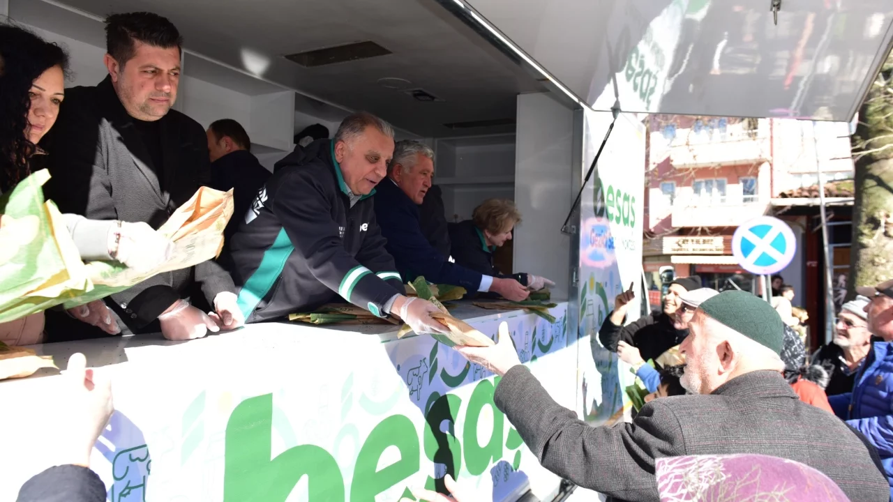 Bursa'da Ramazan bereketi: Binlerce pide ücretsiz dağıtıldı