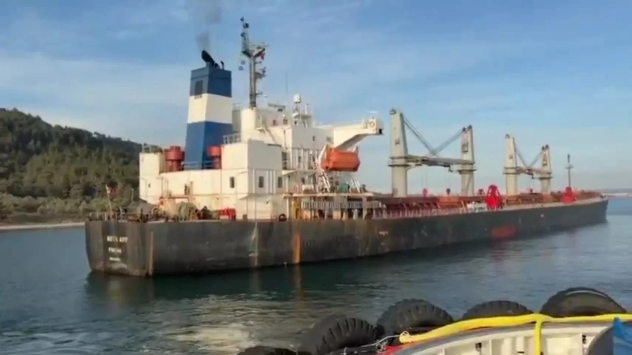 Çanakkale Boğazı'nda arıza yapan gemi karaya oturdu