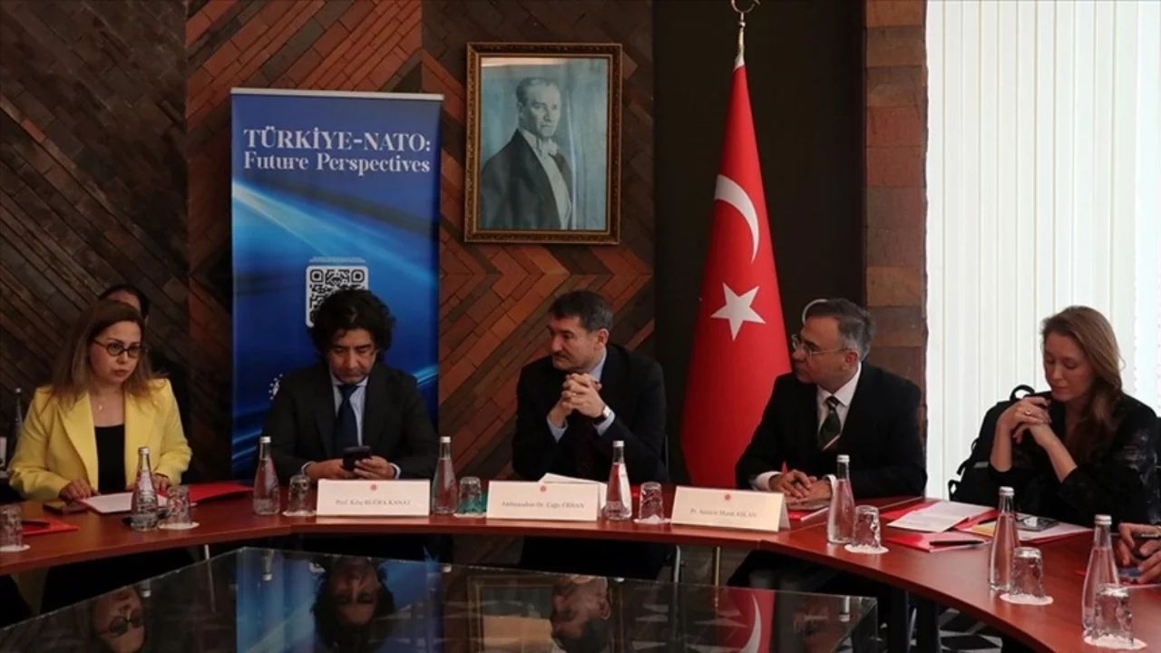 Paris'te Türkiye ve NATO ilişkilerini konu alan toplantı düzenlendi