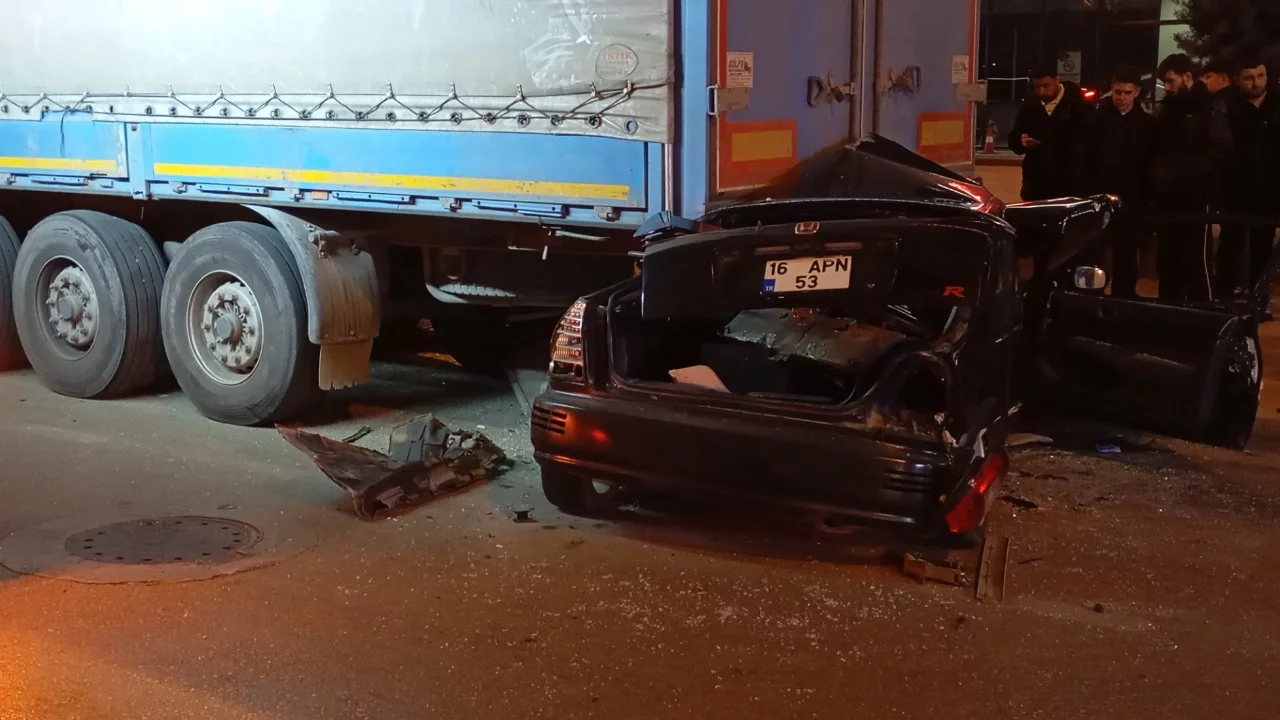 Bursa'da otomobil tırın altına girdi: Sürücü ağır yaralandı