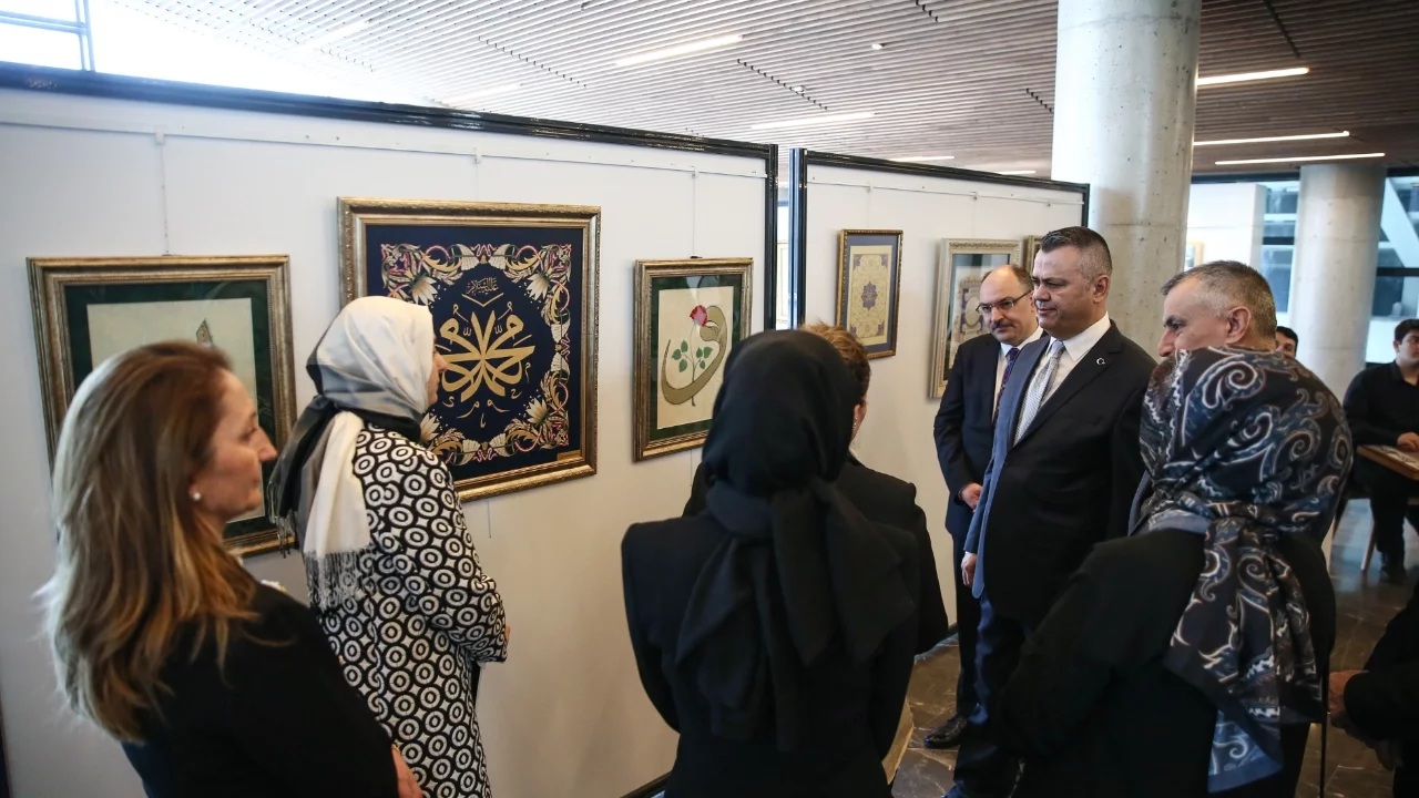 Bursa'da "Sanatın Diliyle Değerlerimiz" sergisi sanatseverlerle buluştu