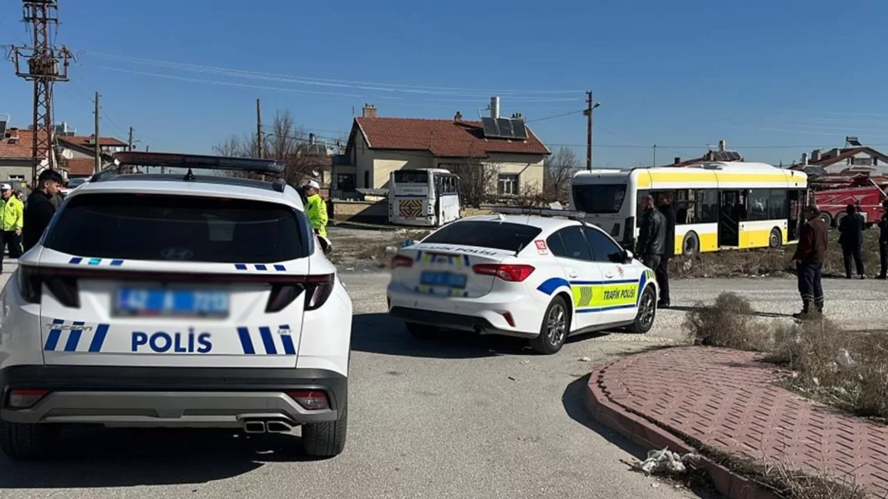 Servis aracı belediye otobüsüyle çarpıştı: 20 yaralı