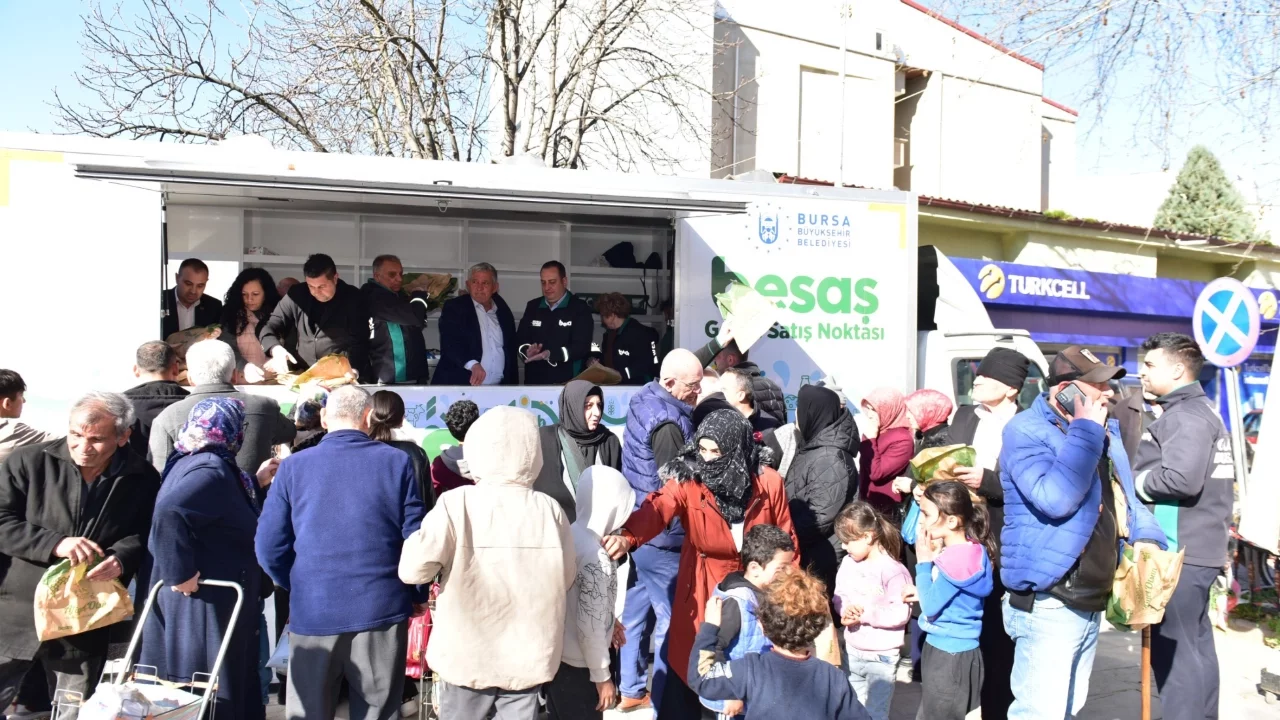 Bursa Büyükşehir Belediyesi, Yenişehir ilçesinde vatandaşlara Ramazan pidesi dağıttı