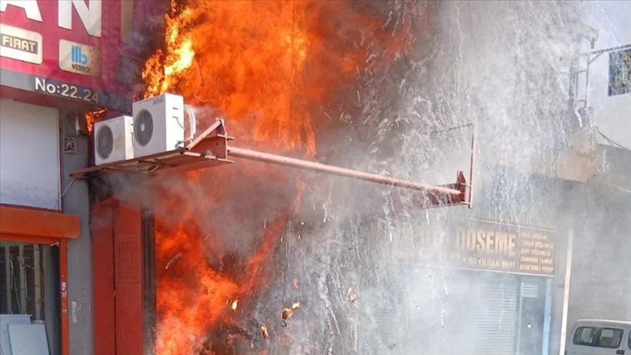İstanbul'da iş yerinde çıkan yangına müdahale ediliyor