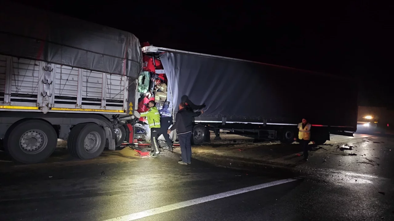Bursa'da iki tırın çarpıştığı kaza can aldı!