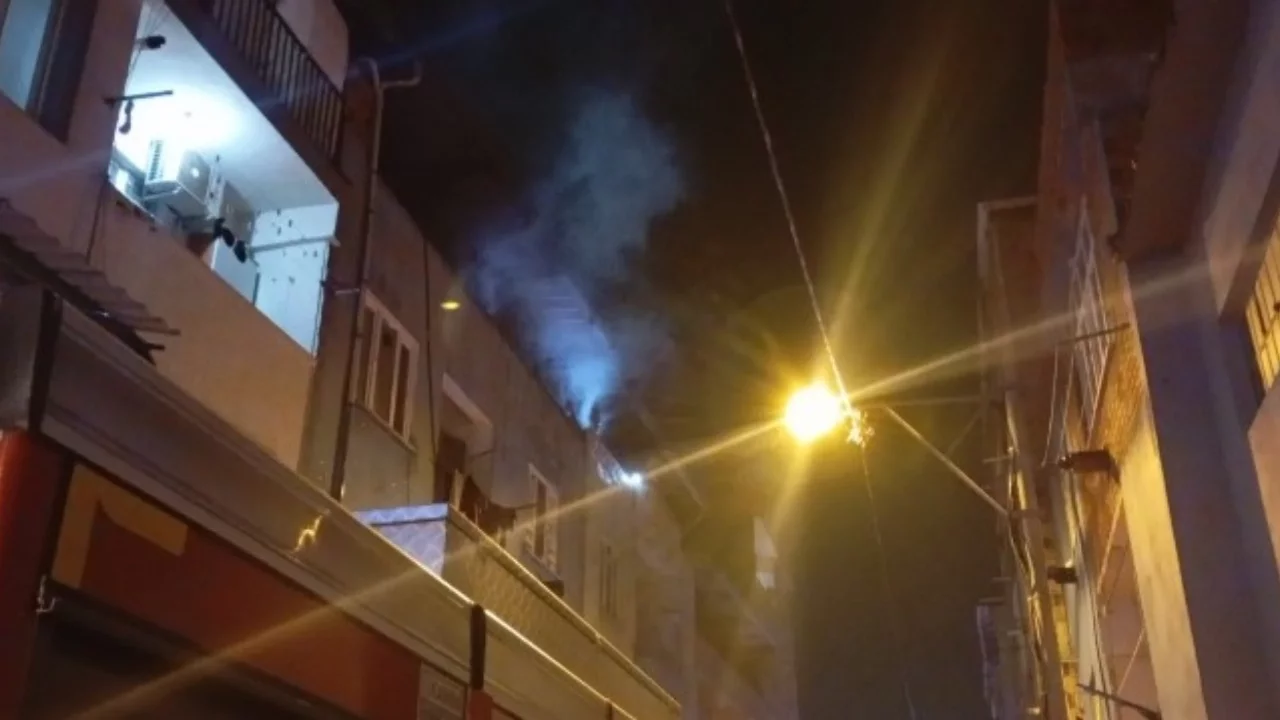 Bursa'da apartmanın çatı katı yandı!