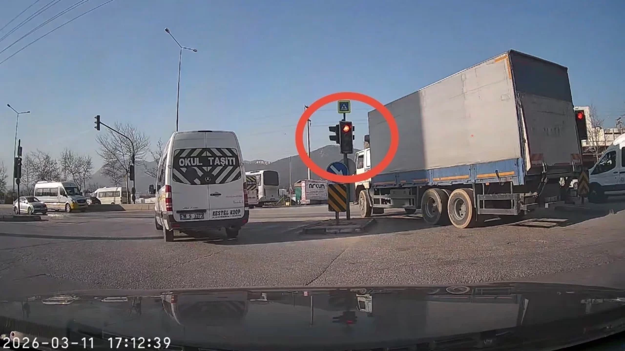 Bursa'da kırmızı ışıkta durmayan sürücüler tehlike yarattı