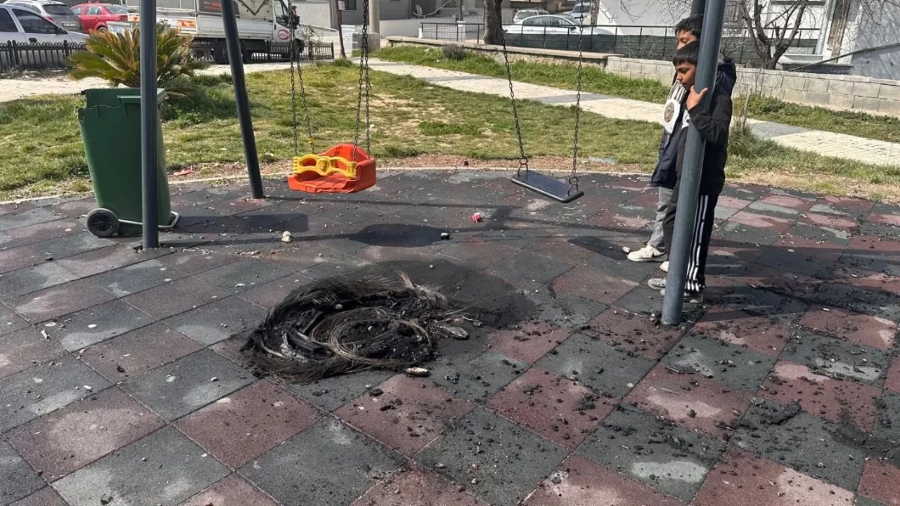 Edirne'de çocuk parkında yakılan ateş oyun gruplarına zarar verdi