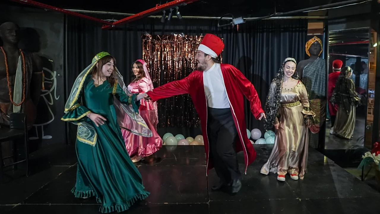 Bursa'da farklı meslek gruplarından kişilerin oluşturduğu tiyatro topluluğu "kapalı gişe" oynuyor