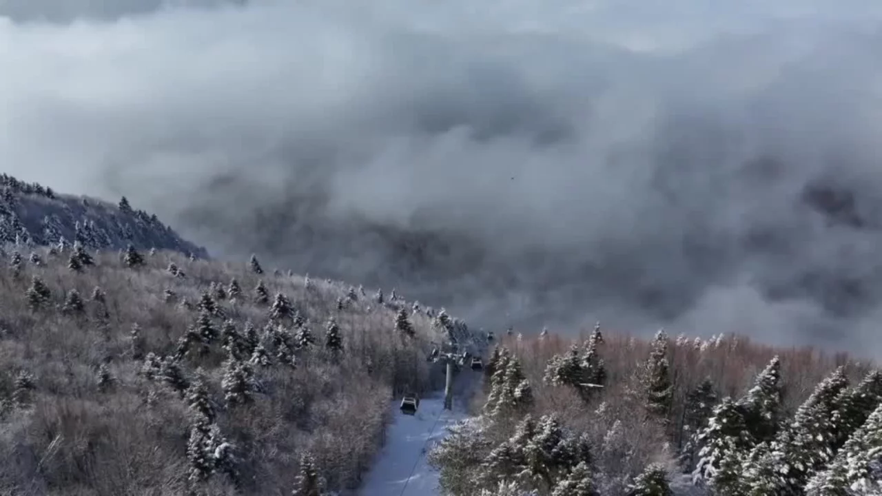 Bursa Uludağ'da kar 1,5 metreyi aştı, sezon rekorla kapanıyor