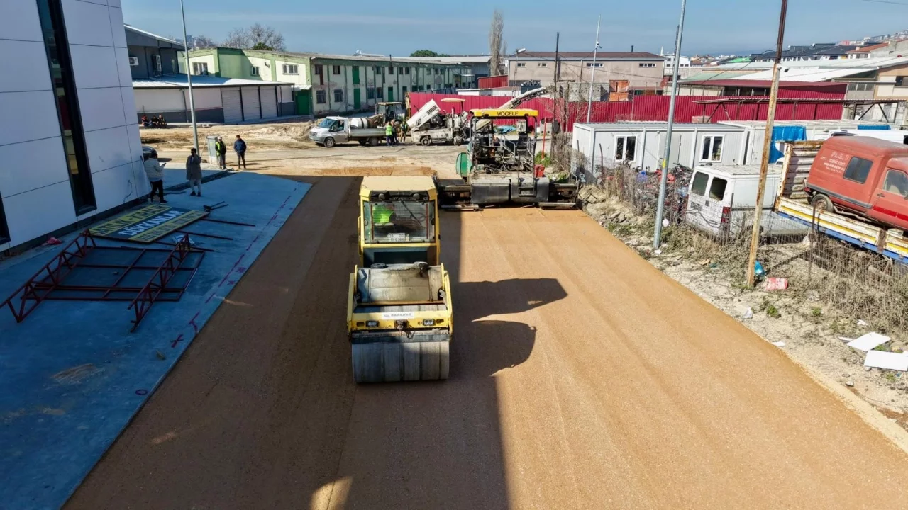 Gemlik'te yollara asfalt ve taş parke döşeniyor