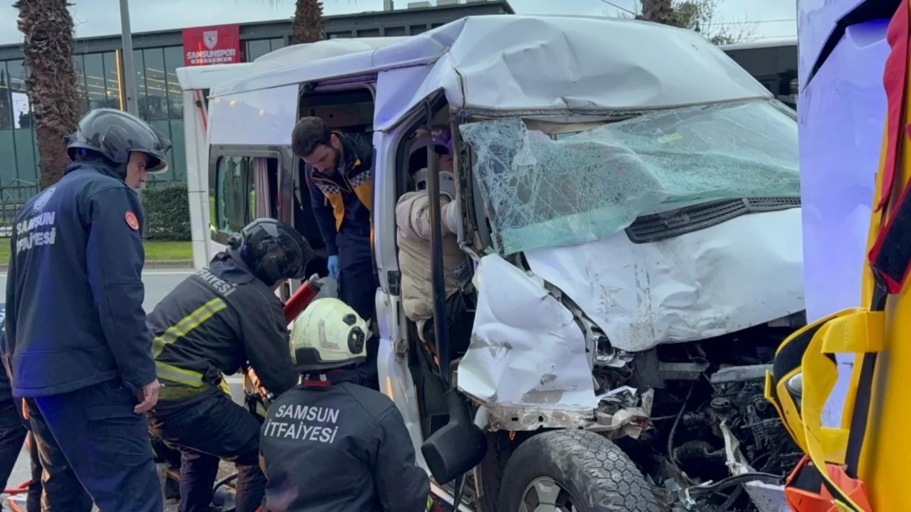 Minibüs, hafif ticari araç ve otobüse çarptı: Çok sayıda yaralı