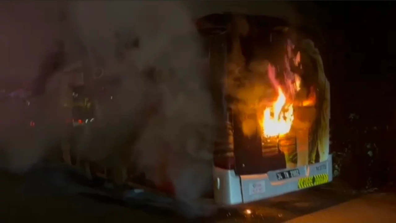 İstanbul'da metrobüs yangını: Yolcular tahliye edildi