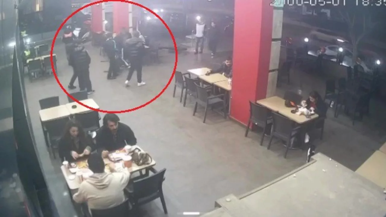 Hiç tanımadıkları genci çevirip, "Neden bakıyorsun" diyerek dövdüler