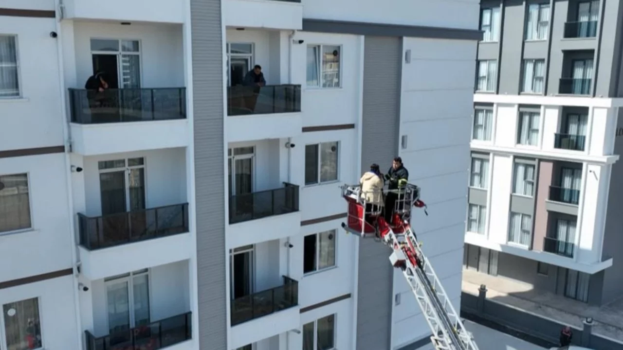 Prizde unutulan şarj aleti patladı! Çıkan yangında çok sayıda kişi hastanelik oldu