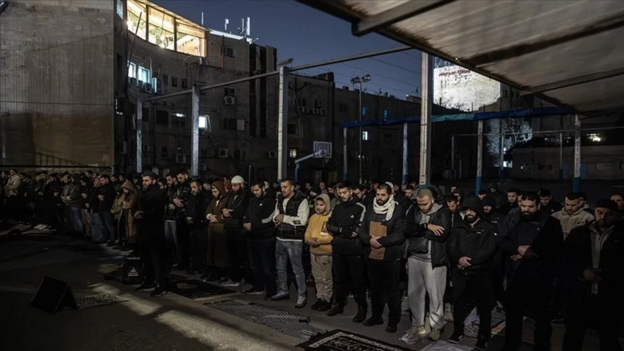 İsrail'in Mescid-i Aksa'yı kapatması sonrası Filistinliler Harem-i Şerif yakınlarında teravih kıldı