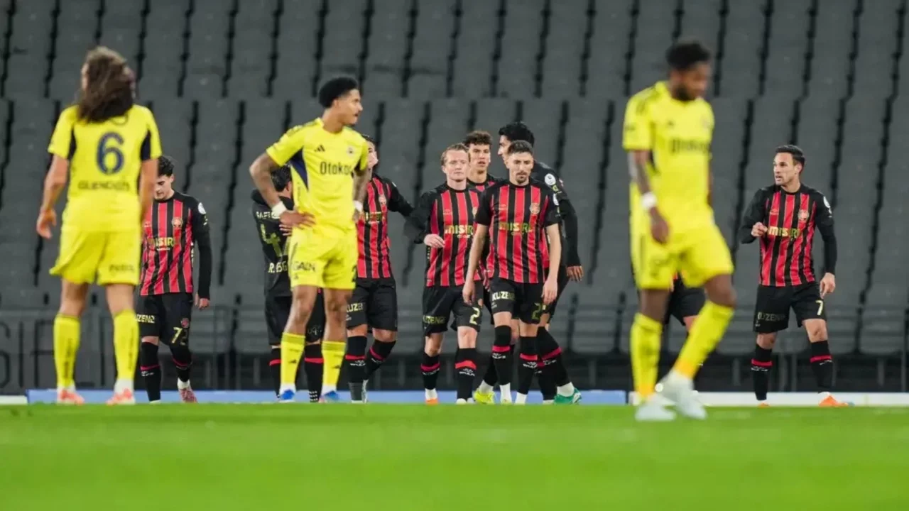 Fenerbahçe, Fatih Karagümrük'e deplasmanda 2-0 mağlup oldu
