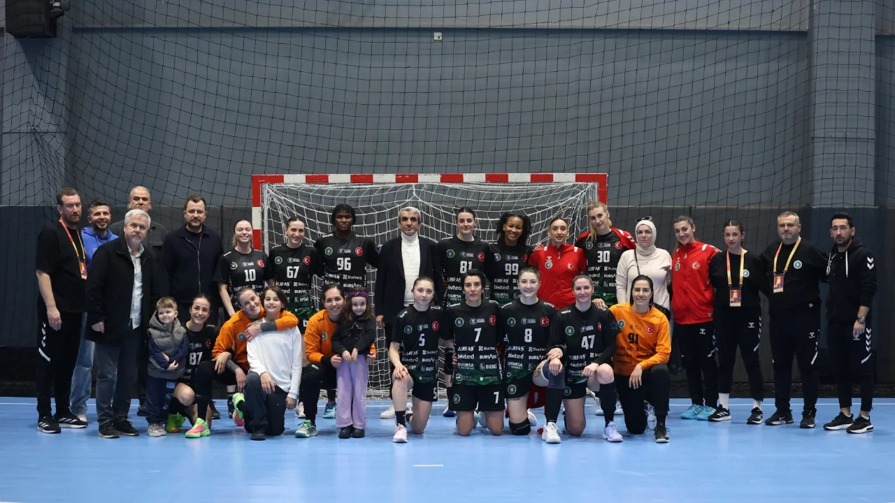 Bursa Büyükşehir Belediyespor  liderliğini sürdürdü