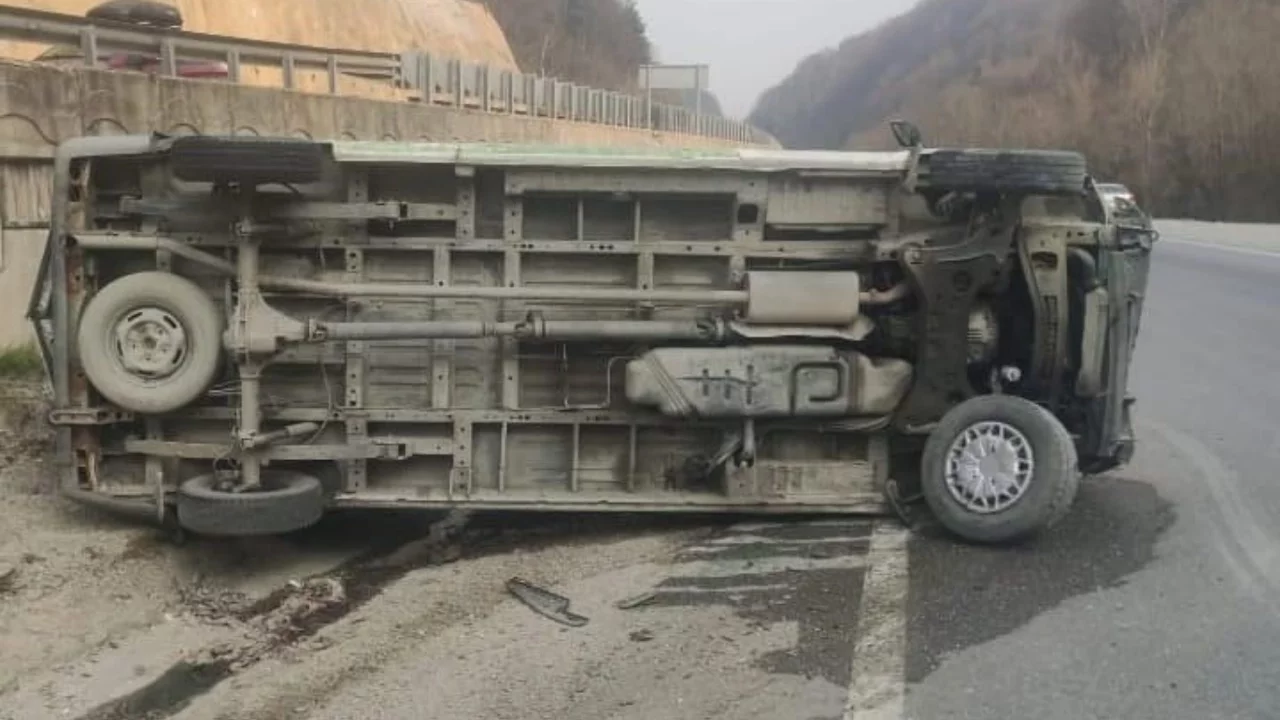 Bursa'da kontrolden çıkan minibüs takla attı: Sürücü yaralandı