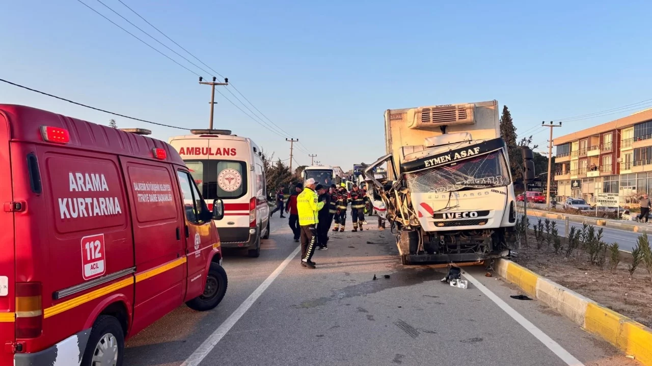 Balıkesir'deki kamyon ile traktör çarpıştı: Yaralılar var